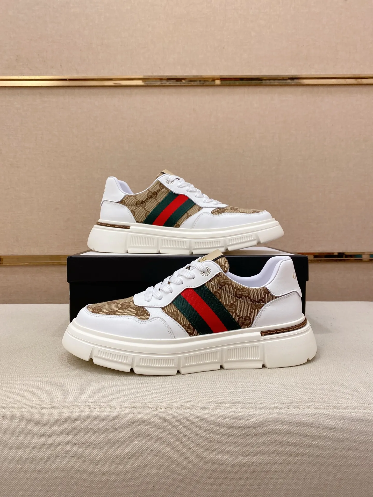 Men's shoes💰 420💰The new GUCCI (Gucci) counters are launched simultaneously. The new men's shoes, 😘fabrics are selected from imported cowhide, and the lining is sheepskin lining. 👍🏿 High-end ☄️ air-cushion molded anti-slip rubber outsole, exquisite lines, simple and elegant, comfortable and high-end for leisure travel. Code number: 38 to 44 (45 can be customized and cannot be returned or exchanged)